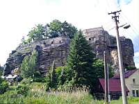 Die in den Fels gehaute Burg Sloup. Die Filmenmacher benutzen die Burg beim Märchenfilmen.